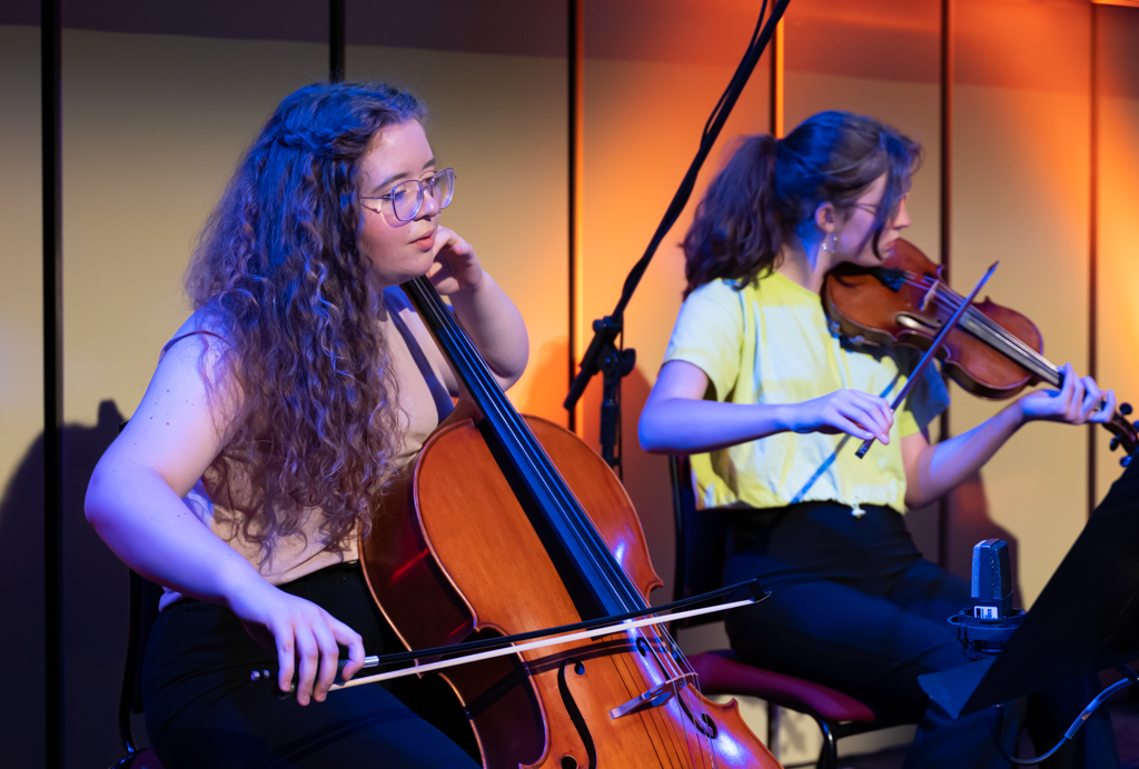 Nieve Mannion on Cello and Esme Lassey on Violin